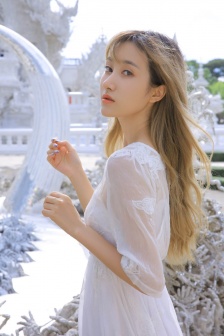 两男吃奶玩乳尖
